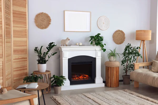 Krásný Obývací Pokoj Interiér Krbem Zelené Rostliny Pohodlná Pohovka — Stock fotografie