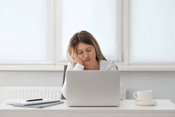 Mujer Joven Cansada Durmiendo Lugar Trabajo Oficina —  Fotos de Stock