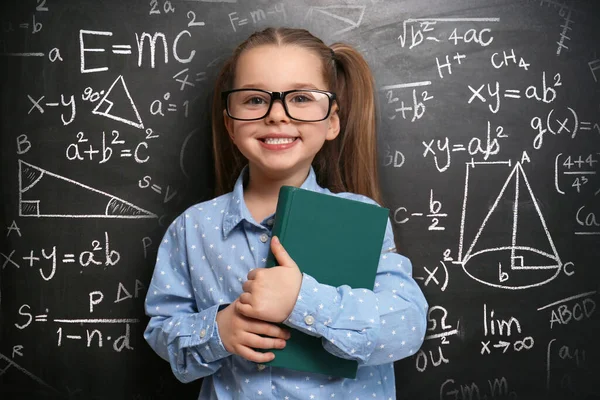Criança Pequena Bonito Usando Óculos Perto Quadro Negro Com Fórmulas — Fotografia de Stock