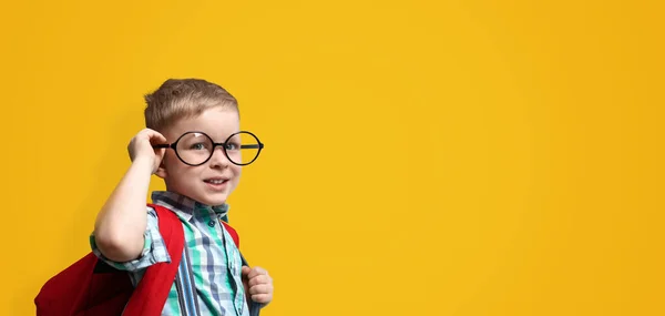 Első Alkalom Iskolában Aranyos Kisgyerek Szemüveget Visel Sárga Háttérrel Hely — Stock Fotó