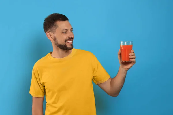 Man Holding Glass Delicious Juice Light Blue Background — Stock Photo, Image