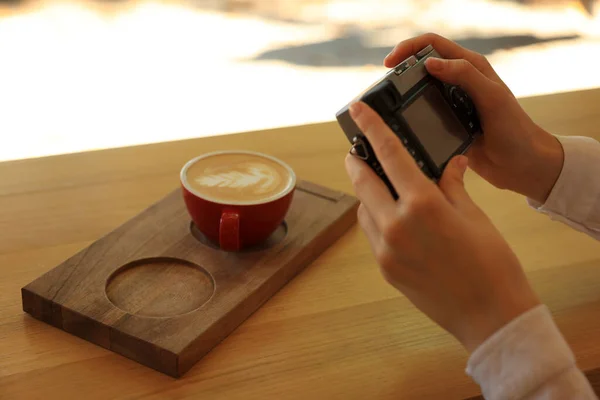 Femeie Care Fotografiază Ceaşcă Cafea Interior Apropiere Hobby Creativ — Fotografie, imagine de stoc