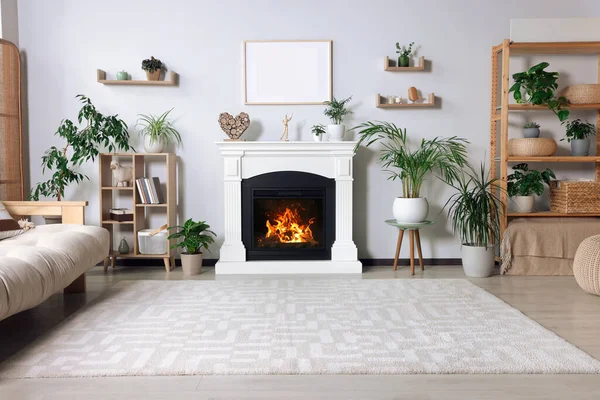Stilvolles Wohnzimmer Mit Kamin Zimmerpflanzen Und Beigem Sofa — Stockfoto
