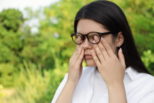 Young Woman Suffering Eyestrain Outdoors Sunny Day — Φωτογραφία Αρχείου