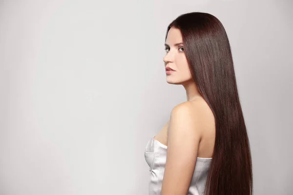 Potret Wanita Muda Cantik Dengan Rambut Yang Kuat Dan Sehat — Stok Foto