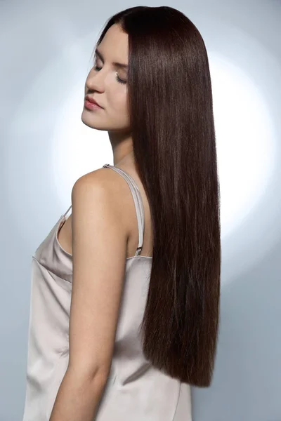 Krásná Mladá Žena Zdravými Silnými Vlasy Pózovat Studiu — Stock fotografie