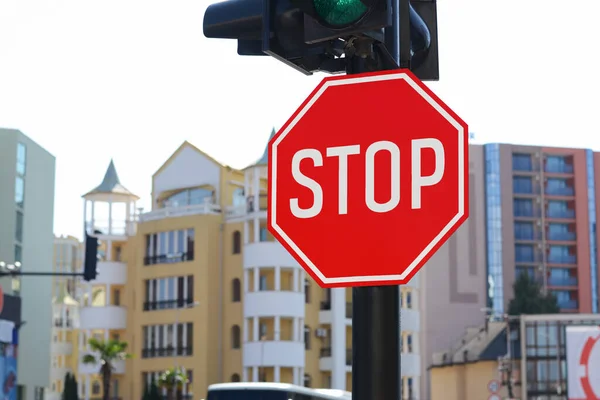 Post Met Bord Stop Bij Verkeerslichten Buiten Ruimte Voor Tekst — Stockfoto