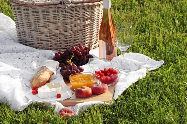 Açık Yeşil Çimlerde Lezzetli Yiyecek Sepet Elma Şarabı Bulunan Piknik — Stok fotoğraf