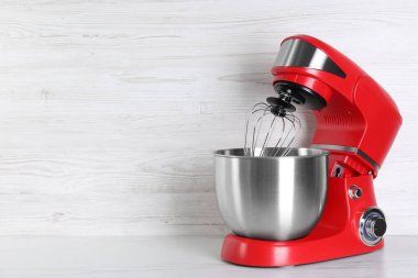Beyaz mermer masa üzerinde modern kırmızı stand karıştırıcısı, metin için boşluk