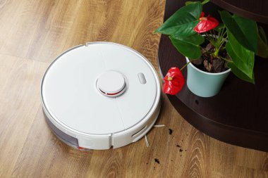 İçerideki ahşap zeminden gelen robotik elektrik süpürgesi.