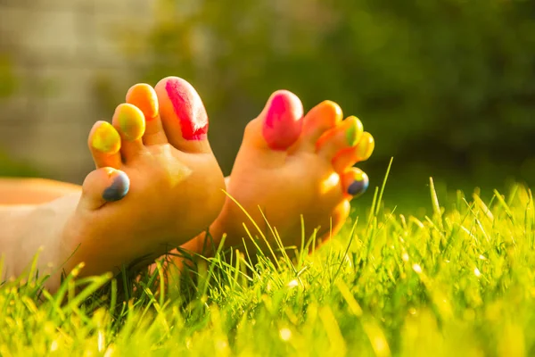 Teenage Girl Painted Toes Green Grass Outdoors Closeup — Stock Photo, Image