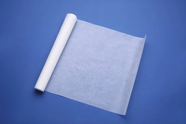 Roll Sütőpapír Kék Háttér Felső Nézet — Stock Fotó
