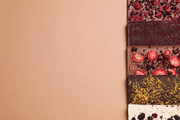 Diferentes Barras Chocolate Con Frutas Liofilizadas Sobre Fondo Beige Planas — Foto de Stock
