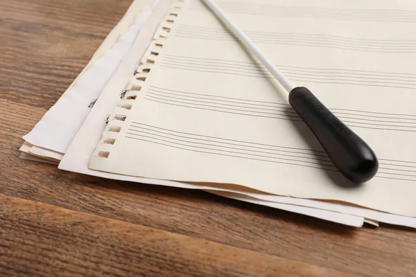 Orkestra Şefinin Sopası Notaları Ahşap Masada Yakın Plan — Stok fotoğraf