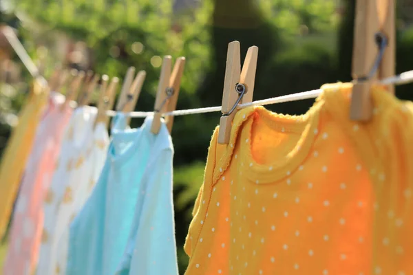 Clean Baby Onesies Hanging Washing Line Garden Closeup Drying Clothes — Fotografia de Stock