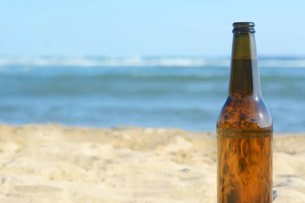 Fles Bier Het Strand Bij Zee Close Ruimte Voor Tekst — Stockfoto