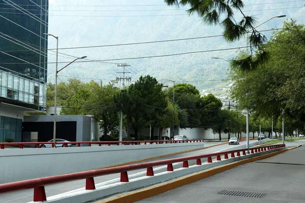 Moderna Carretera Con Coches Ciudad Cerca Las Montañas —  Fotos de Stock