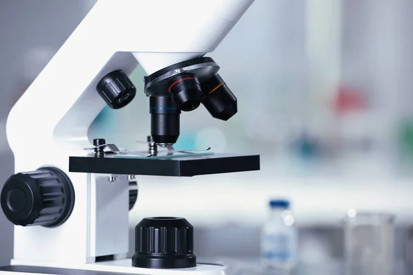 Laboratuvarda Cam Sürgülü Modern Tıbbi Mikroskop Yakın Plan Metin Için — Stok fotoğraf