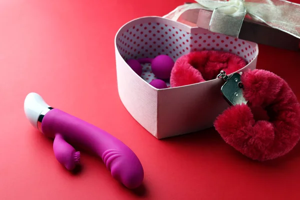 Cutie Cadou Diferite Jucării Sexuale Fundal Roșu — Fotografie, imagine de stoc