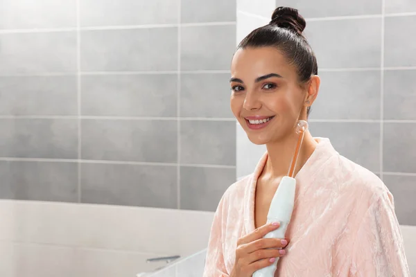 Mujer Que Usa Dispositivo Darsonval Alta Frecuencia Baño Espacio Para — Foto de Stock