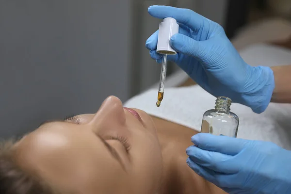 Kosmetologe Appliziert Serum Auf Das Gesicht Des Klienten Wellness Salon — Stockfoto