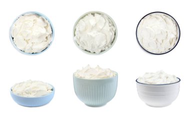 Beyaz arka planda lezzetli krem peynirle ayarlandı