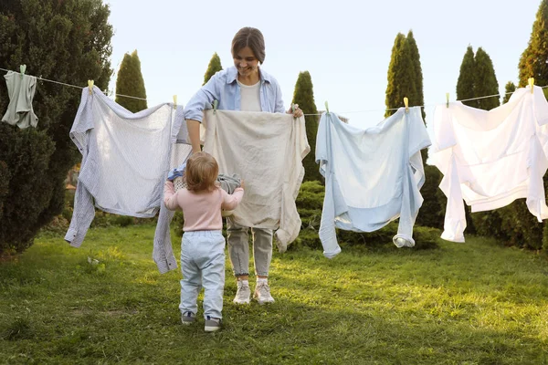 Mother Daughter Hanging Clothes Clothespins Washing Line Drying Backyard Back — Stock Photo, Image