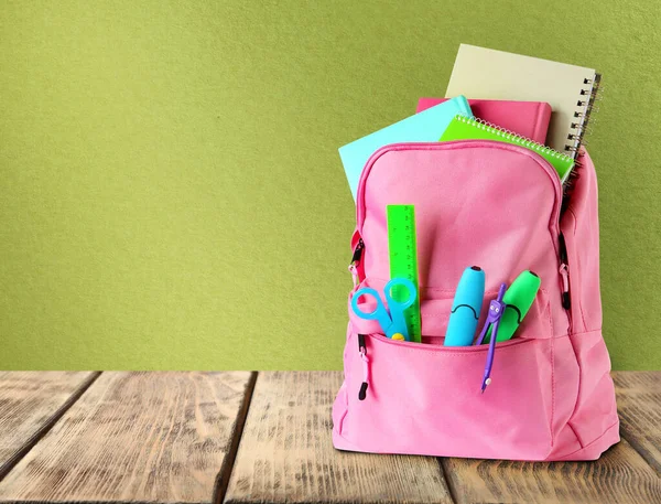 Rucksack Mit Schulpapier Auf Holztisch Vor Grünem Hintergrund Platz Für — Stockfoto