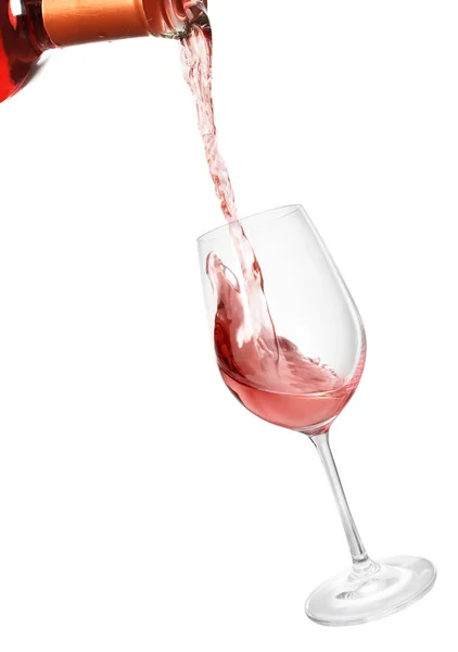 Wlewanie Wina Różanego Butelki Szklanki Białym Tle — Zdjęcie stockowe