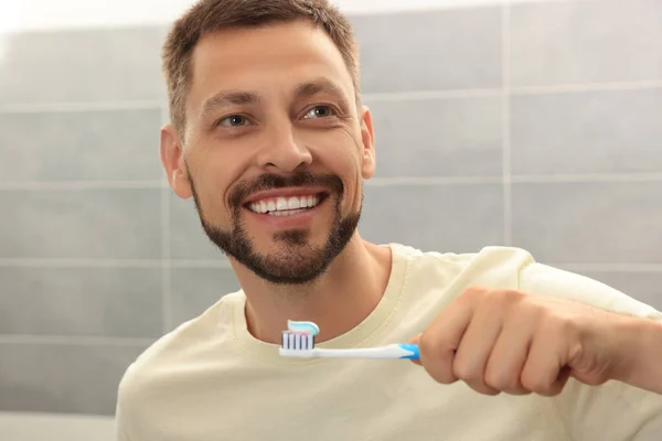 Homem Segurando Escova Com Pasta Dentes Banheiro — Fotografia de Stock