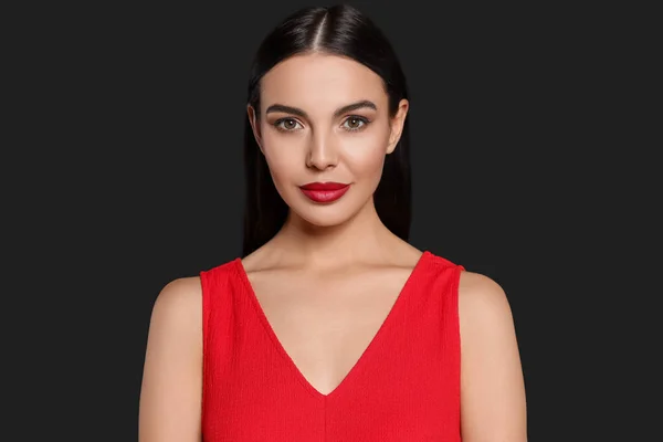Портрет Молодой Женщины Красивой Красной Помадой Черном Фоне — стоковое фото