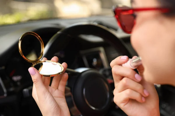 車の中で口紅を適用する化粧品ポケットミラーと美しい女性 クローズアップ — ストック写真