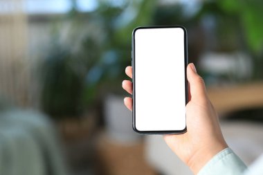 Kapalı mekanda akıllı telefonu olan bir kadının yakın görüntüsü. Metin için boşluk