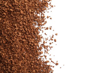 Beyaz üzerine izole edilmiş aromatik hazır kahve yığını.