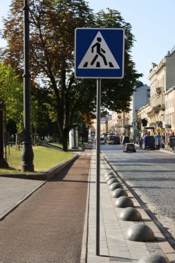 Şehir caddesinde yaya geçidi trafik işareti.