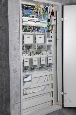 Elektrik sayaçları ve kabloları olan sigorta kutusu.