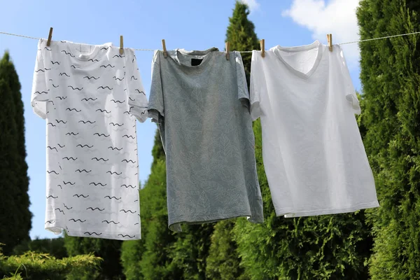 Bahçede Temiz Kıyafetlerle Çamaşır Ipi Çamaşırları Dışarıda Kurutuyorum — Stok fotoğraf
