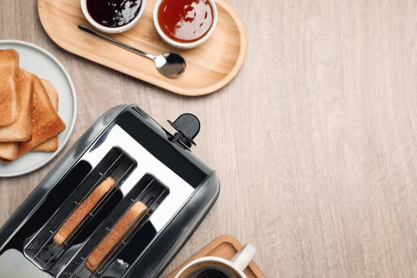 Kenyérpirító Pirított Kenyér Lekvárok Kávé Fából Készült Asztalon Lapos Fektetés — Stock Fotó