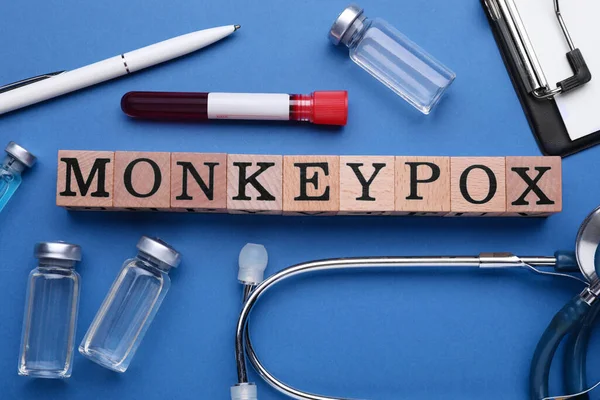 Composição Leigos Planos Com Palavra Monkeypox Feito Cubos Madeira Suprimentos — Fotografia de Stock