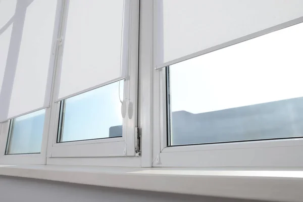 Велике Вікно Білими Жалюзі Приміщенні — стокове фото