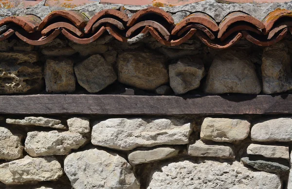 Parede Pedra Velha Com Telhas Cerâmicas Telhado Dia Ensolarado — Fotografia de Stock