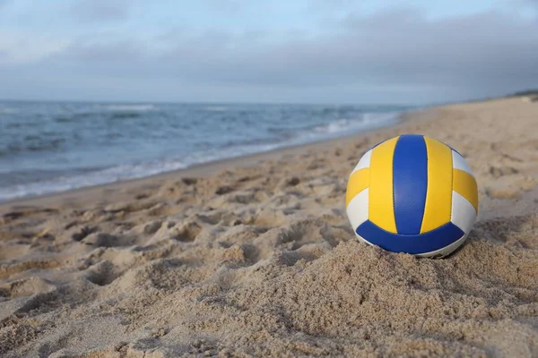 Kleurrijke Volleybal Zand Bij Zee Ruimte Voor Tekst — Stockfoto