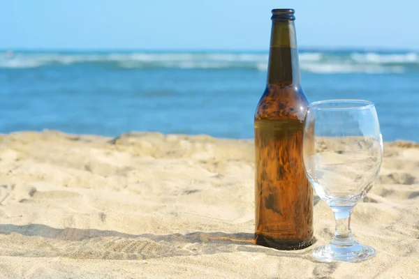 Fles Bier Glas Zandstrand Bij Zee Ruimte Voor Tekst — Stockfoto