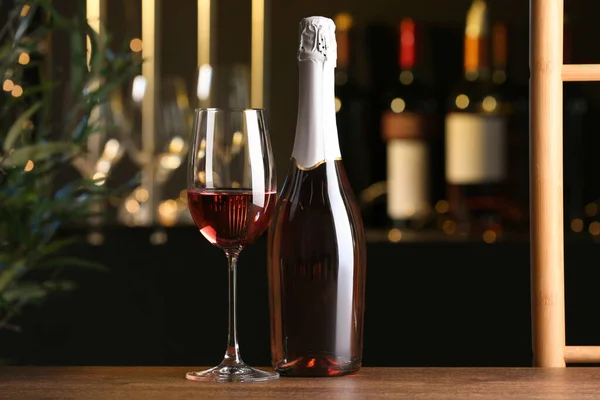 Garrafa Copo Delicioso Vinho Rosa Mesa Madeira Bar — Fotografia de Stock