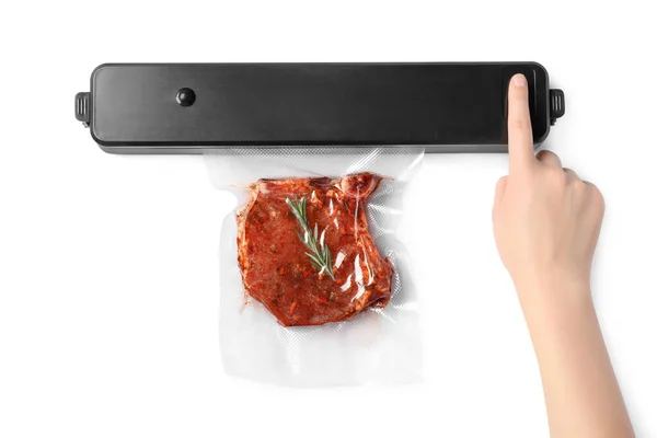 Vrouw Met Sealer Voor Vacuüm Verpakking Plastic Zak Met Vlees — Stockfoto