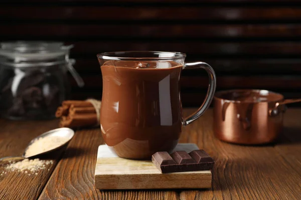 Tasse Leckere Heiße Schokolade Auf Holztisch — Stockfoto