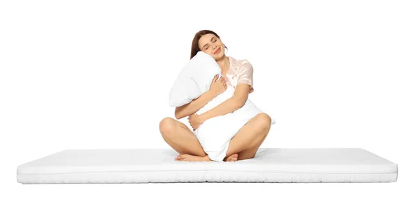 Junge Frau Auf Weicher Matratze Mit Kissen Vor Weißem Hintergrund — Stockfoto