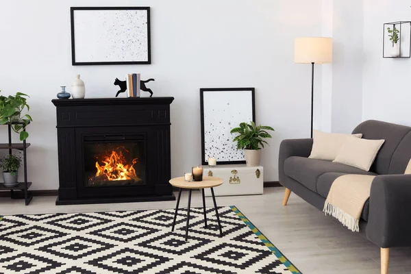 Stilvolles Wohnzimmer Mit Kamin Und Gemütlichem Sofa — Stockfoto