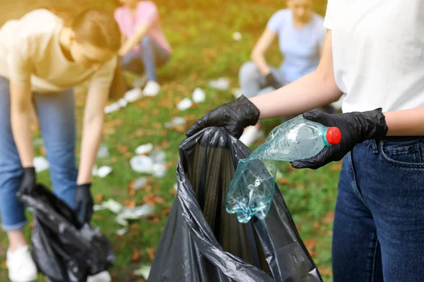 公園でゴミを収集するビニール袋を持つ女性 クローズアップ — ストック写真