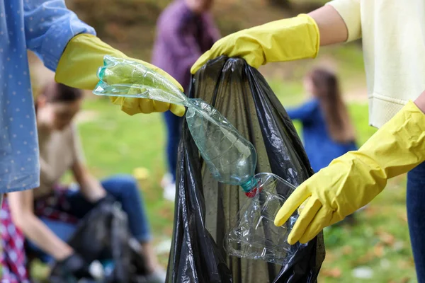 公園でゴミを集めるビニール袋を持つ女性 クローズアップ — ストック写真
